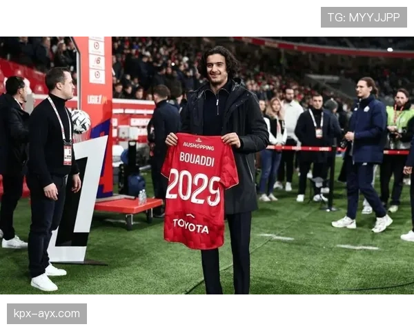 德甲转会暗流涌动：多队争抢新星，冬窗交易或提前开启